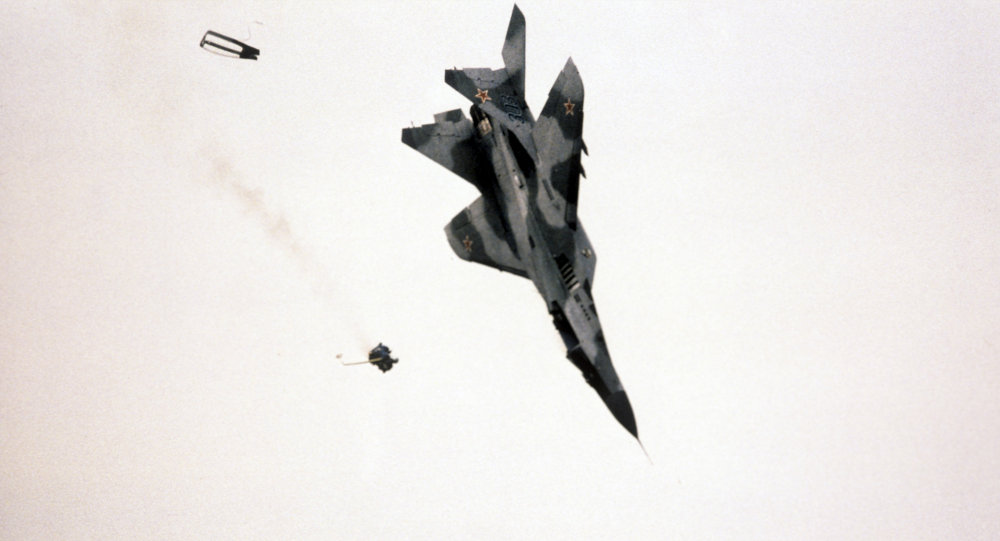 مصرع شخصين في حادث تحطم طائرة عسكرية بالجزائر