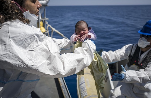  بعد 4 أيام في البحر.. مهاجرة تلد فوق قارب أبحر من المغرب 