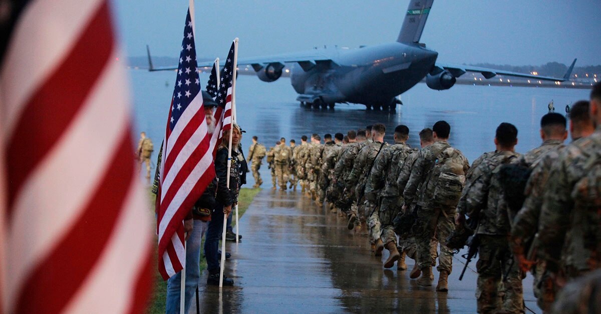 "إذا كنت تكترث لحياتك أهرب".. رسائل تهديد لأسر القوات الأمريكية في الكويت