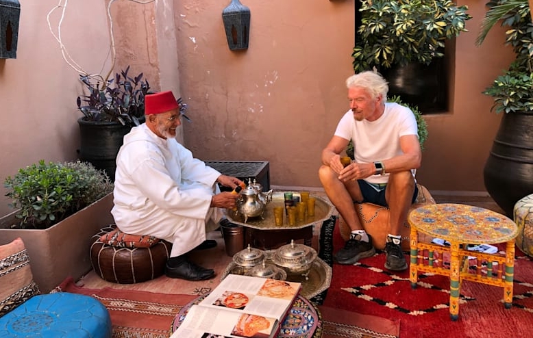 الملياردير البريطاني ريتشارد برانسون يُنبّه لـ"تقليد مغربي" بدأ في الاندثار!