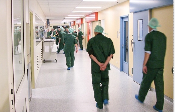 مصحات خاصة تتحدى القانون ووزارة الصحة وتطالب المرضى بـ"شيك الضمان"