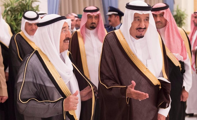 أمير الكويت يتسلم رسالة شفوية من العاهل السعودي