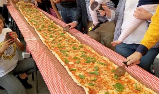 بيتزا بطول 103 أمتار لجمع المال لفرق الإطفاء الأسترالية