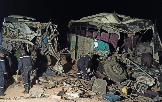 مصرع 12 شخصا في حادثة سير مروعة بالجزائر