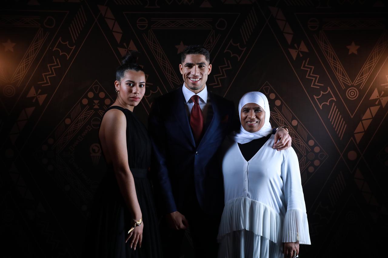 حكيمي يرافق والدته للتتويج بلقب أفضل لاعب إفريقي