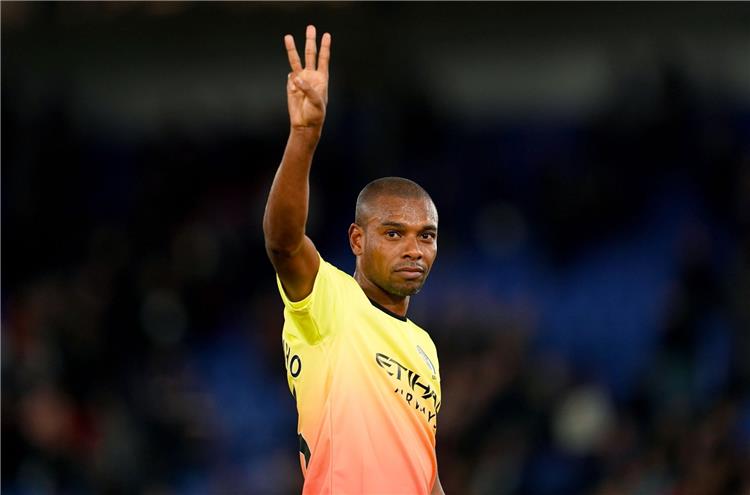 مانشستر سيتي يجدد عقد لاعبه البرازيلي فرناندينيو