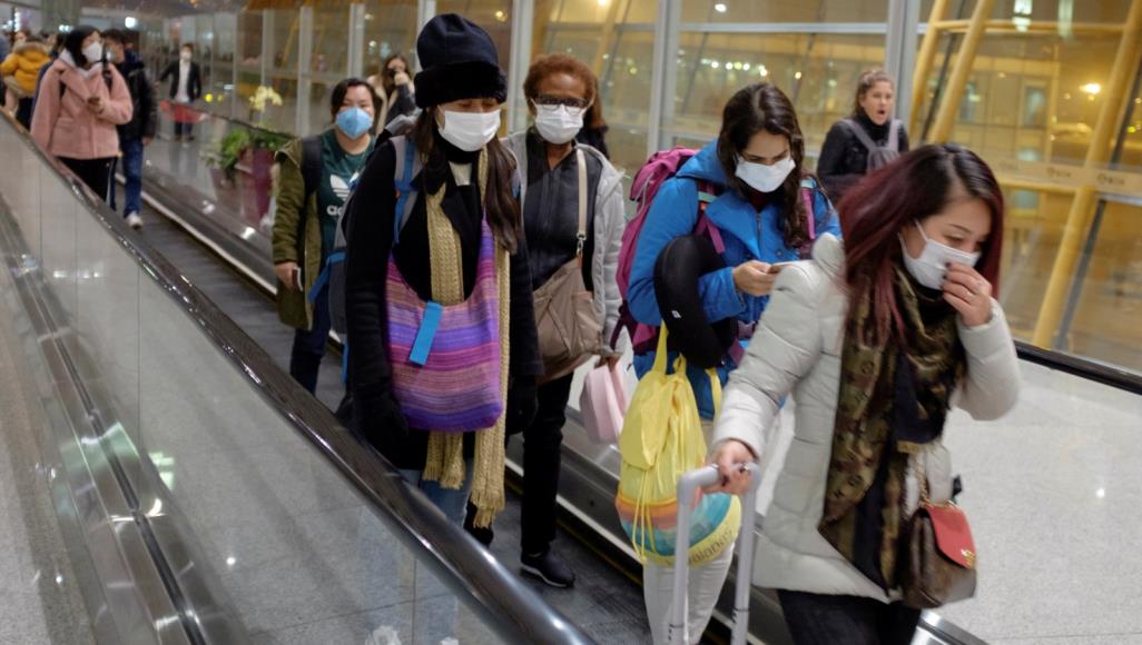 لجنة الصحة: فيروس كورونا المستجد ينتشر بشكل أساسي بسبب الرذاذ والتلامس