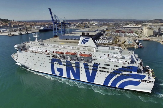  رست ونزل كل ركابها.. هذه حقيقة "منع" سفينة إيطاليا من دخول الميناء المتوسطي 