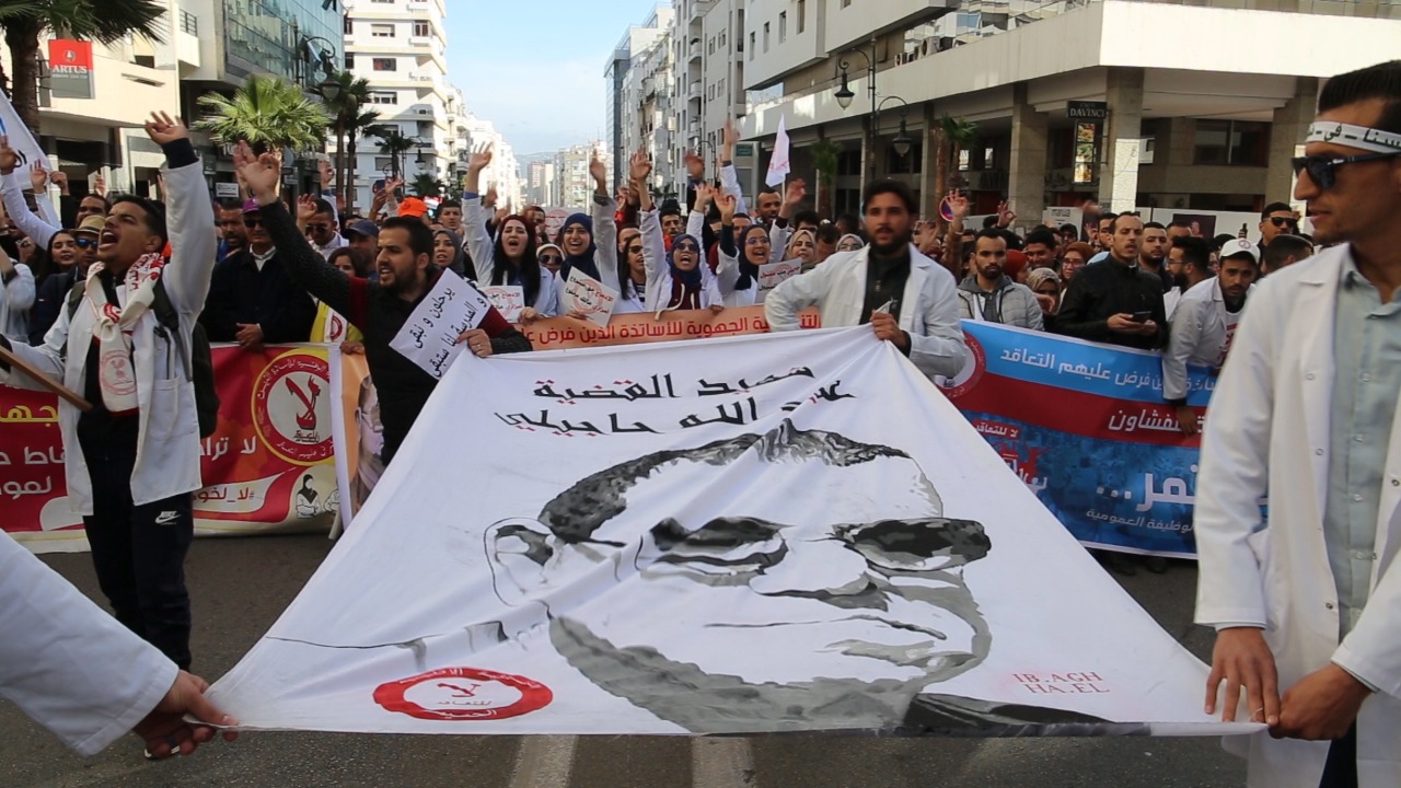 في مسيرة "تقدمها" والي الأمن.. الأساتذة المتعاقدون يحيون ذكرى 20 فبراير بطنجة