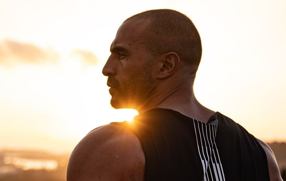 لم يعتزل بعد! بدر هاري يعود إلى حلبات "الغلوري" يونيو المقبل