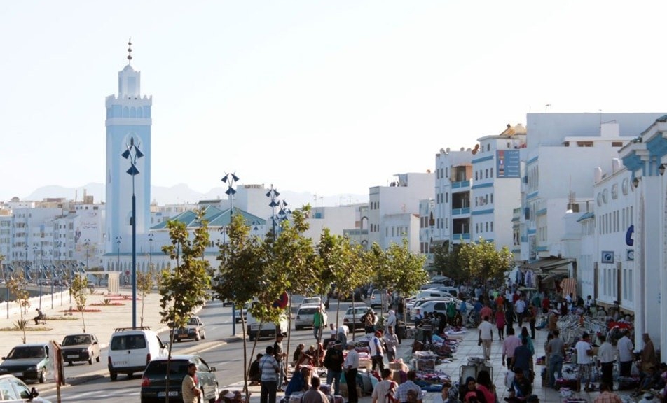  إلباييس: مدينة الفنيدق "ضحية" قرار إيقاف التهريب المعيشي وليس سبتة 