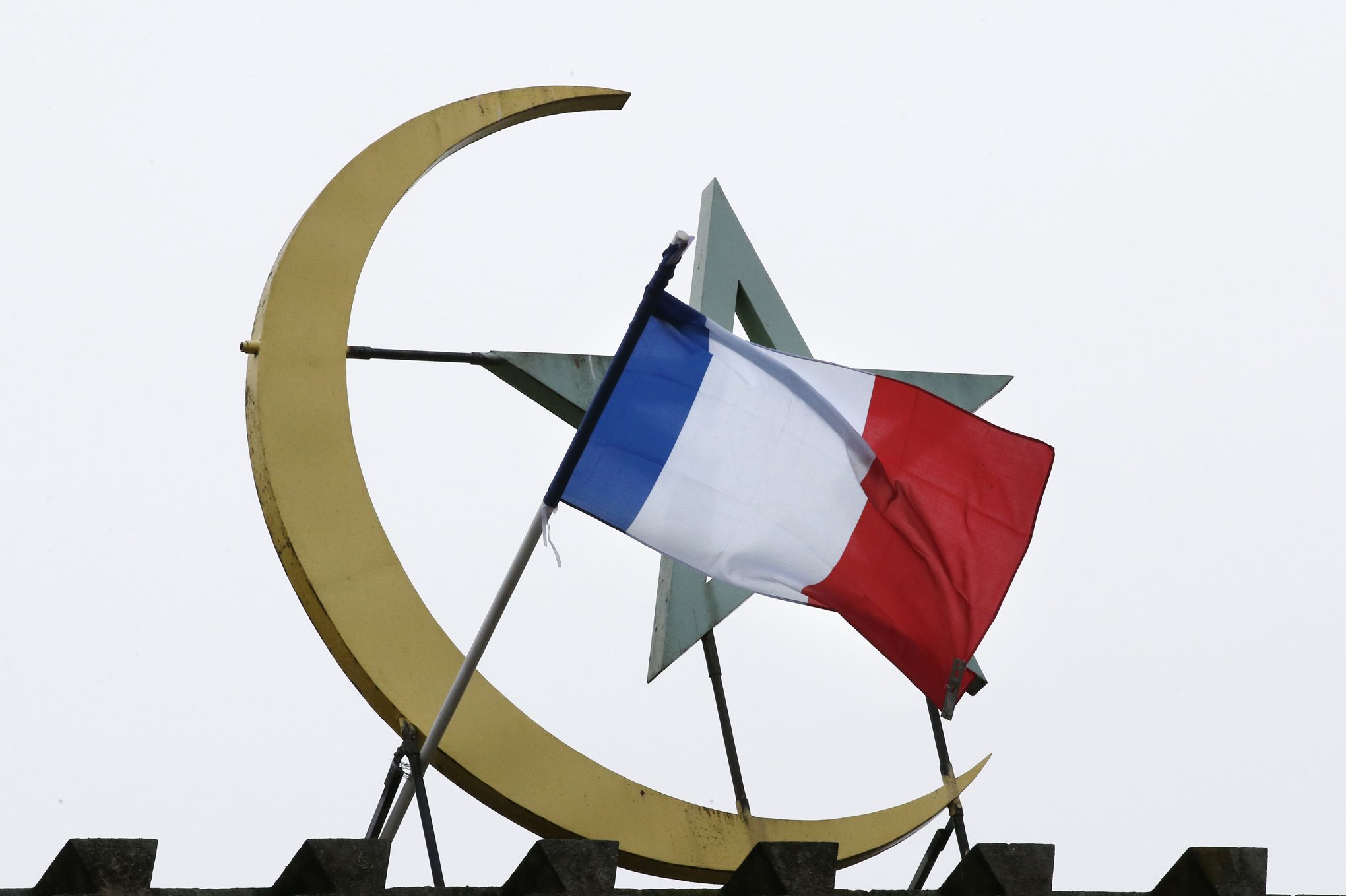 هل يستغل المغرب انسحاب السعودية من تمويل مساجد أوروبا لبسط نموذجه الديني؟