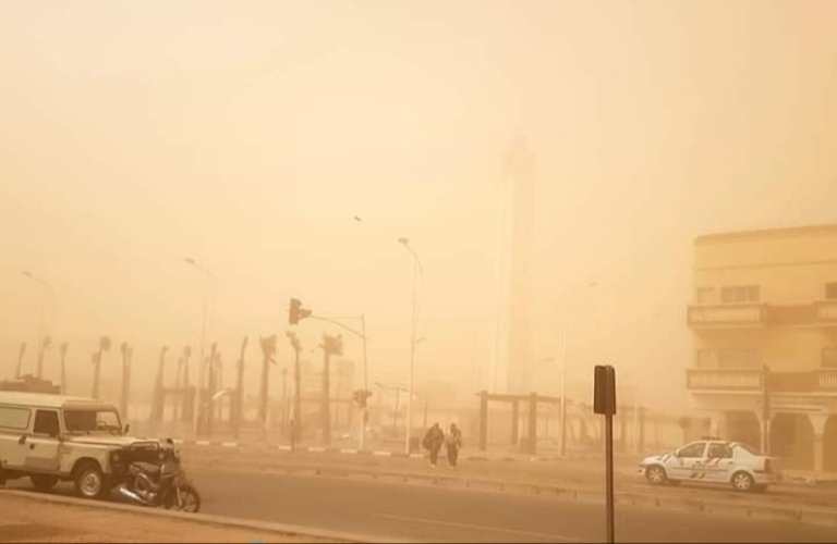 قطع طرق في مدينة العيون بسبب الكثبان الرملية