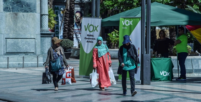  سبتة على حافة الانفجار: أغنية عنصرية مدعومة من "فوكس" تُنزل المسلمين للشارع 