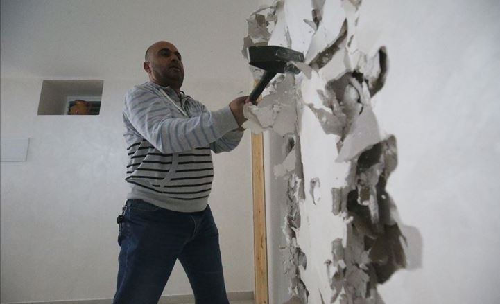 إسرائيل تجبر فلسطينيا بالقدس على هدم منزله بيده