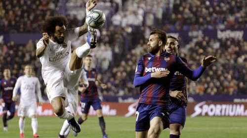 ريال مدريد يسقط أمام ليفانتي وبرشلونة في الصدارة