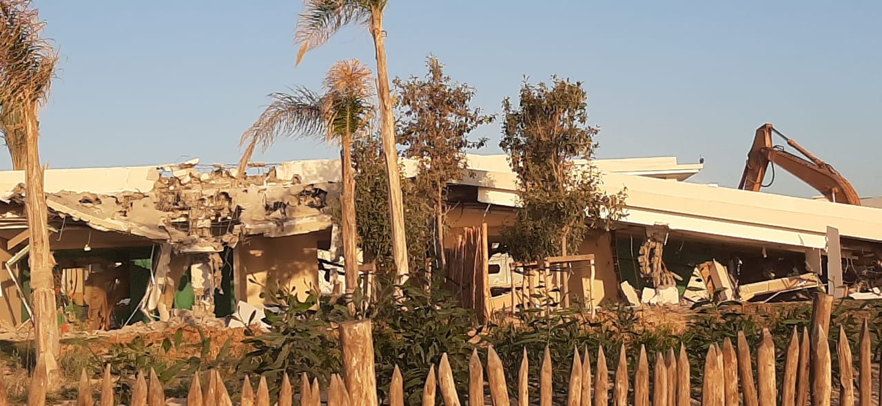 شركة "أخنوش" تمتثل لقرار الداخلية وتهدم "جزئيا" 24 فيلا بـ"تاغازوت باي"