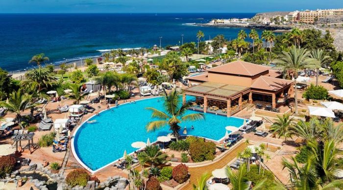 إسبانيا: حجز ألف سائح داخل فندق بسبب "كورونا"