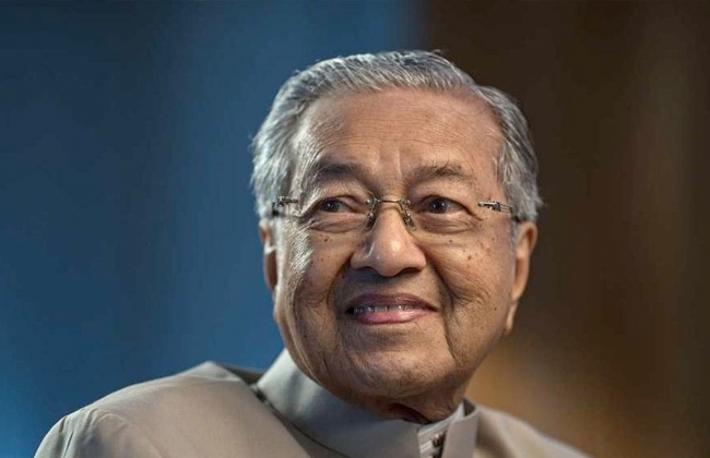 مهاتير: طالبت ترامب بالاستقالة للحفاظ على أمريكا