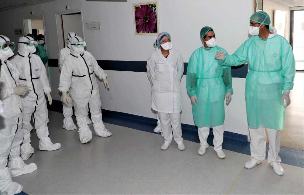  صادم.. أطباء يتعاملون مع "مرضى محتملين" بكورونا دون أي تكوين أو حماية 