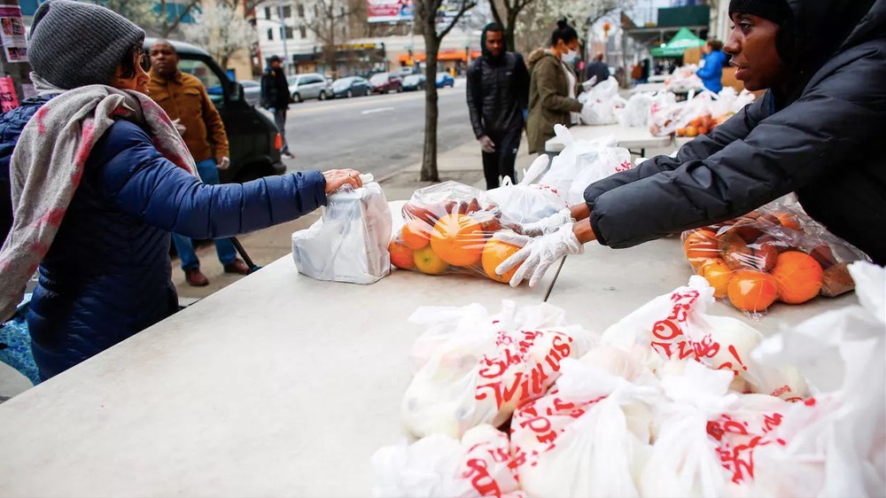 الوضع جنوني.. أمريكيون يلجأون للمساعدة والصلاة لمواجهة "كورونا"