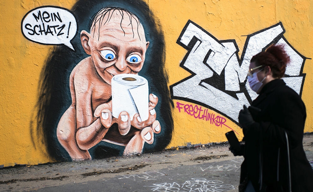  ورق المرحاض في زمن "كورونا".. هلع من الوباء أم خوف من ذكريات أوروبا "المتعفنة"؟ 