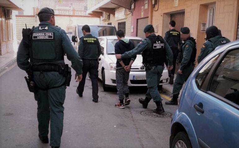  أزيد من 40 موقوفا.. عملية أمنية تُطيح بشبكة لتهريب الحشيش المغربي 