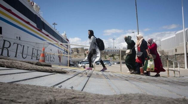  المغرب يُغلق الحدود في وجه العاملات.. وحقول الفراولة في أزمة بإسبانيا 