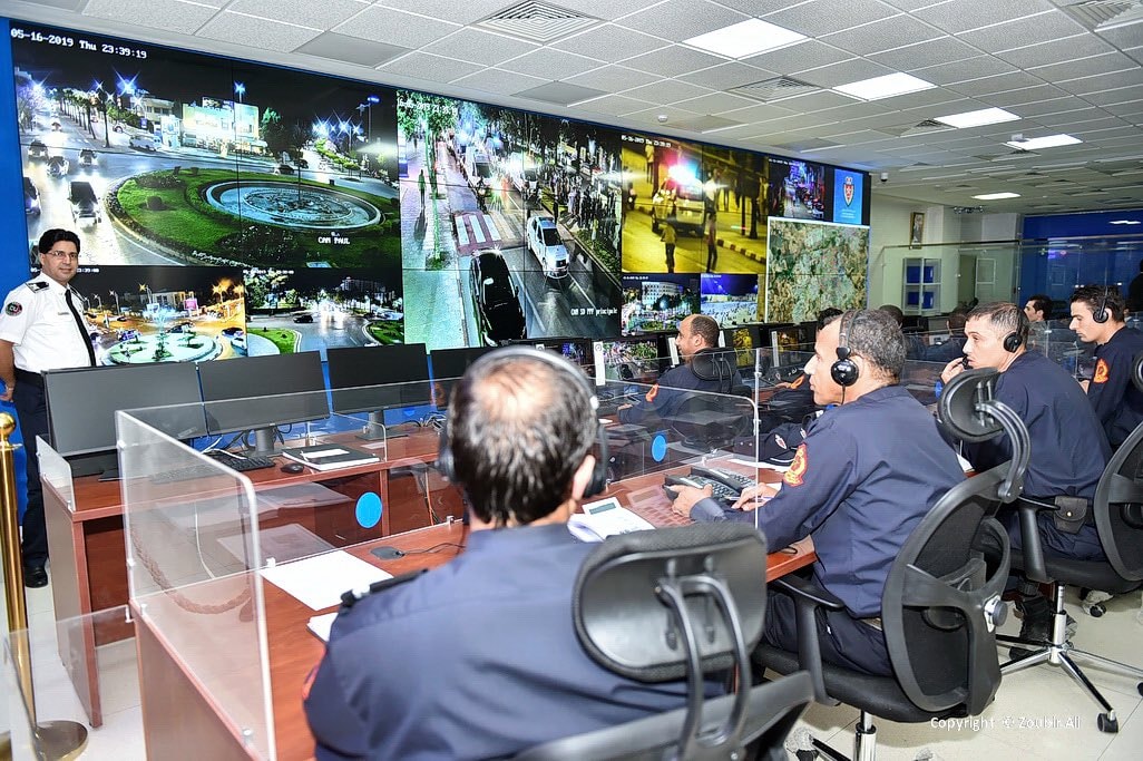 كاميرات المراقبة بالشوارع تتعقب التجمعات المخالفة لـ"الطوارئ الصحية"