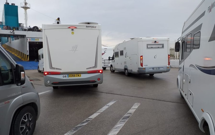  المغرب يُعيد الفرنسيين إلى ديارهم و"يتجاهل" رعاياه العالقين بإسبانيا 