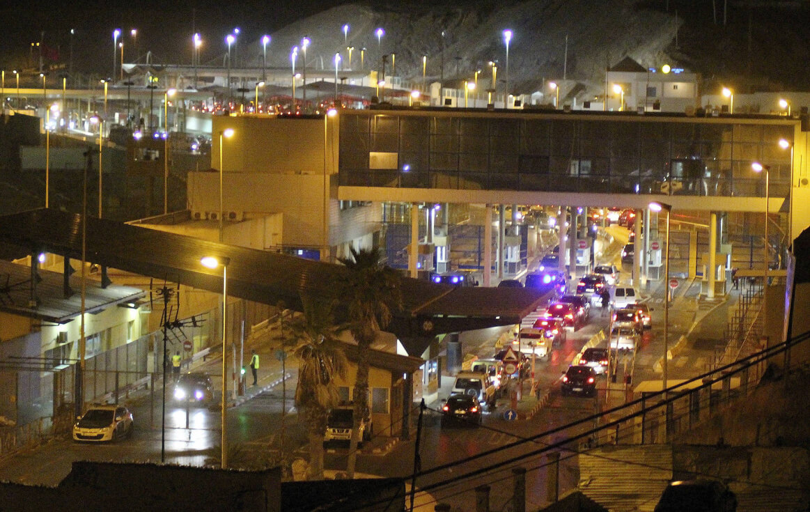  المغرب يَدعو مواطنيه لمغادرة سبتة قبل منتصف الليل ويُغلق حدوده 