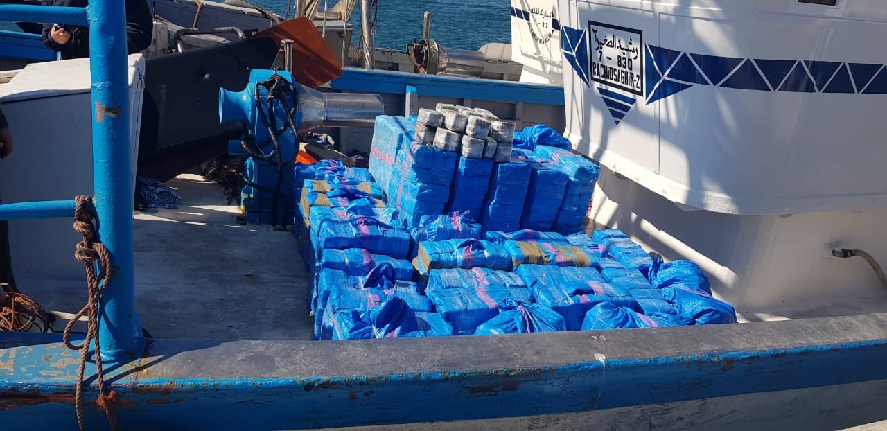  طنجة.. حجز طن و150 كيلوغرام من مخدر الشيرا مخبأة داخل مركب للصيد 