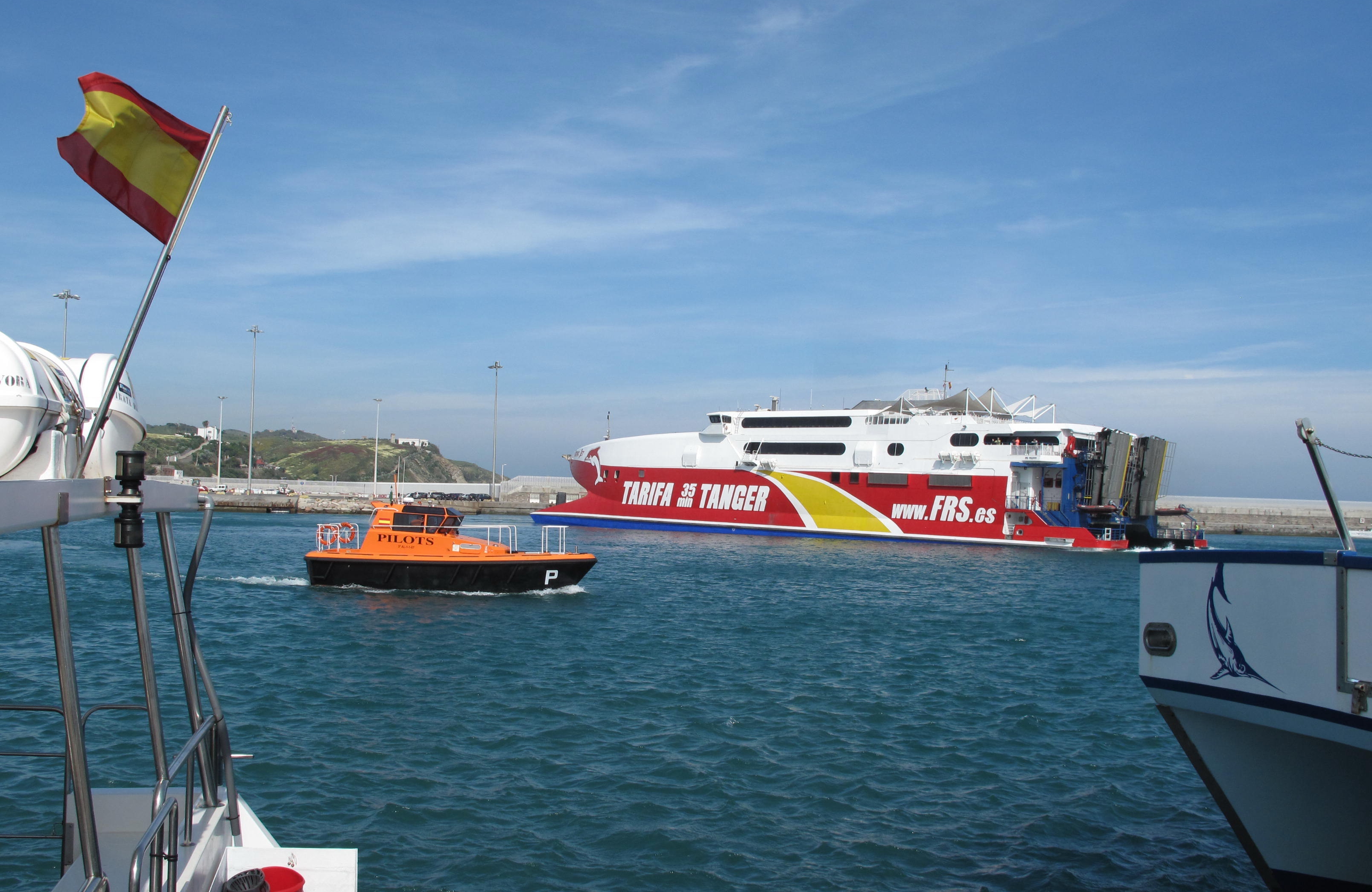 المغرب يقرر إغلاق حدوده البحرية والجوية مع إسبانيا بعد تفشي فيروس "كورونا"