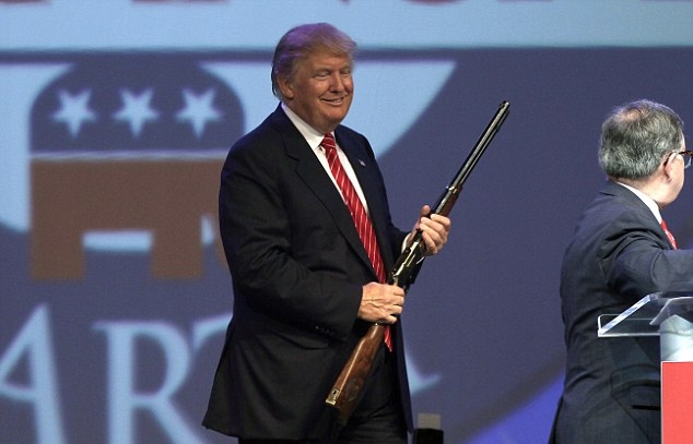  لمواجهة عدو "قاتل".. الأمريكيون يستعدون لـ "كورونا" بتكديس الأسلحة! 