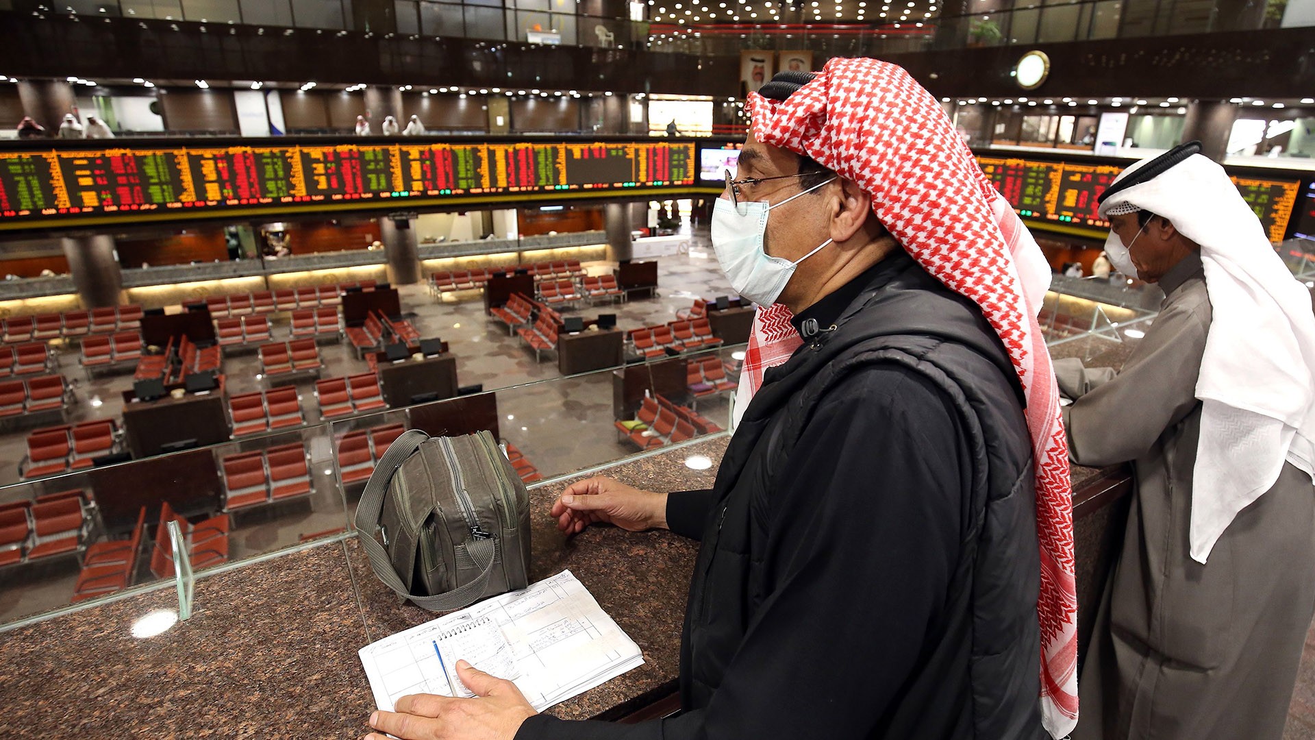  تفشي "فيروس "كورونا" وضعف الطلب على النفط يجهد اقتصادات الخليج 