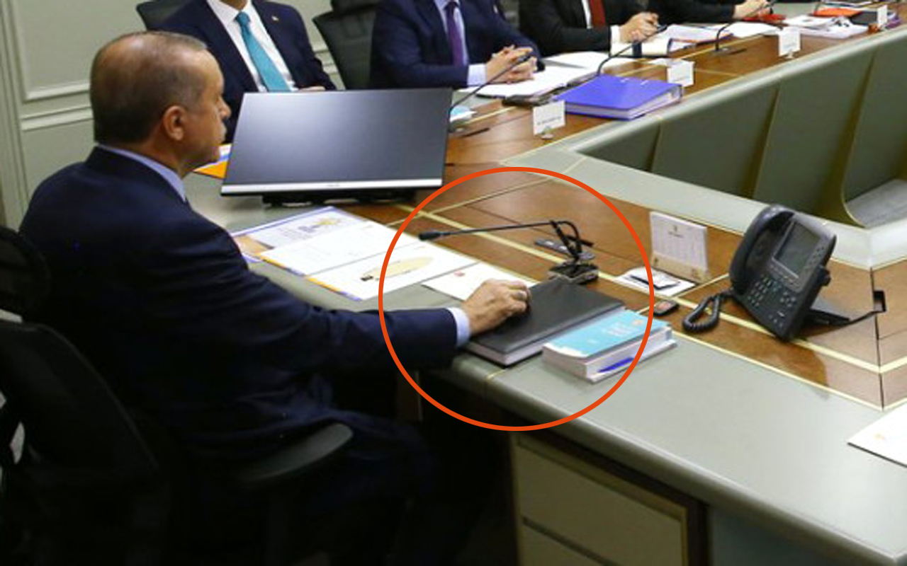  دفتر أسود يرافق أردوغان في كل مكان.. ما سره؟ 