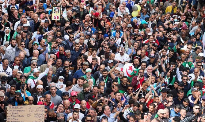 الجزائريون يتحدون خطر كورونا لمواصلة الاحتجاج