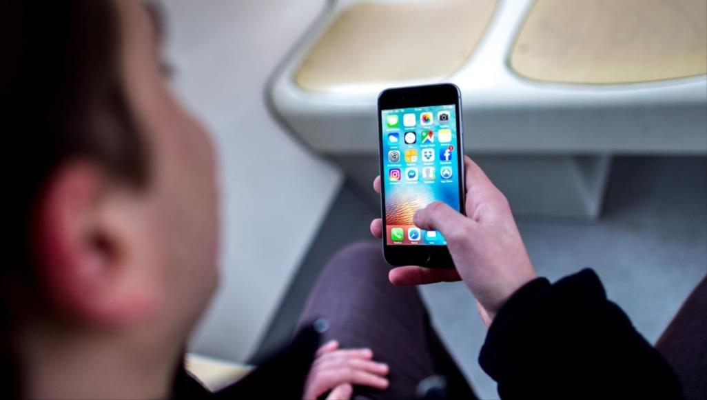 4 تطبيقات إن وجدت في هاتفك فهي تتجسس عليك!