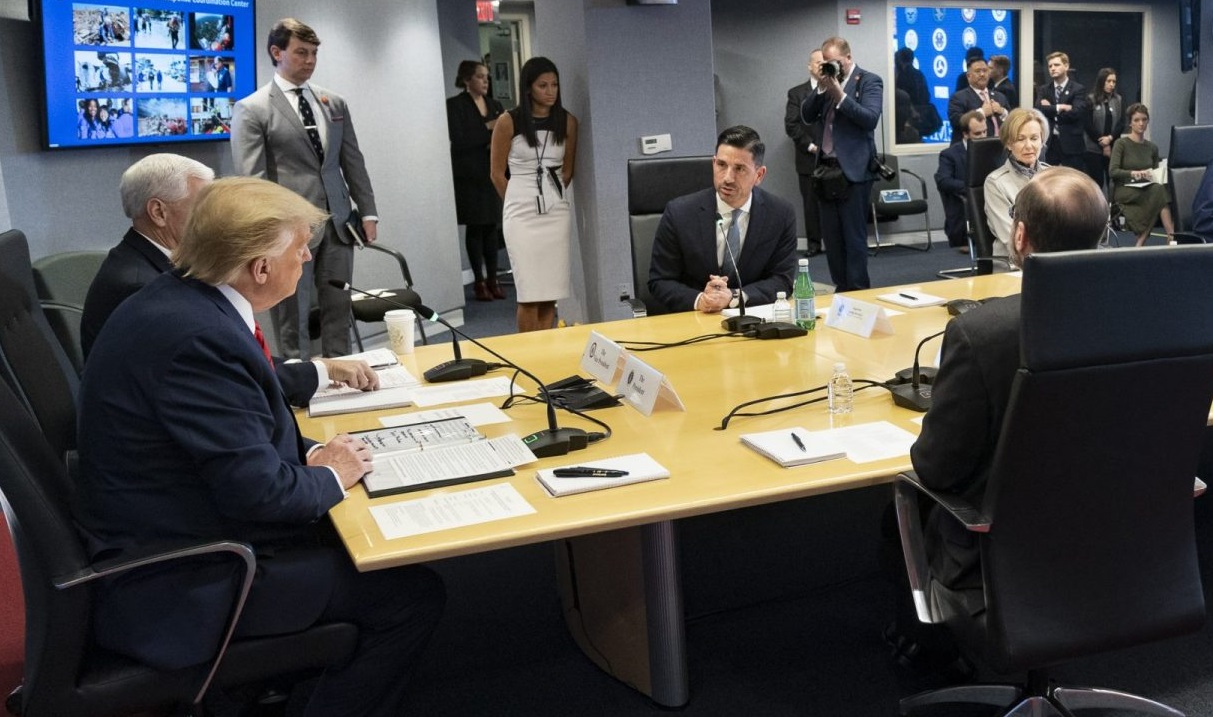  ترامب: أريد أجهزة التنفس الاصطناعي.. الآن ! 