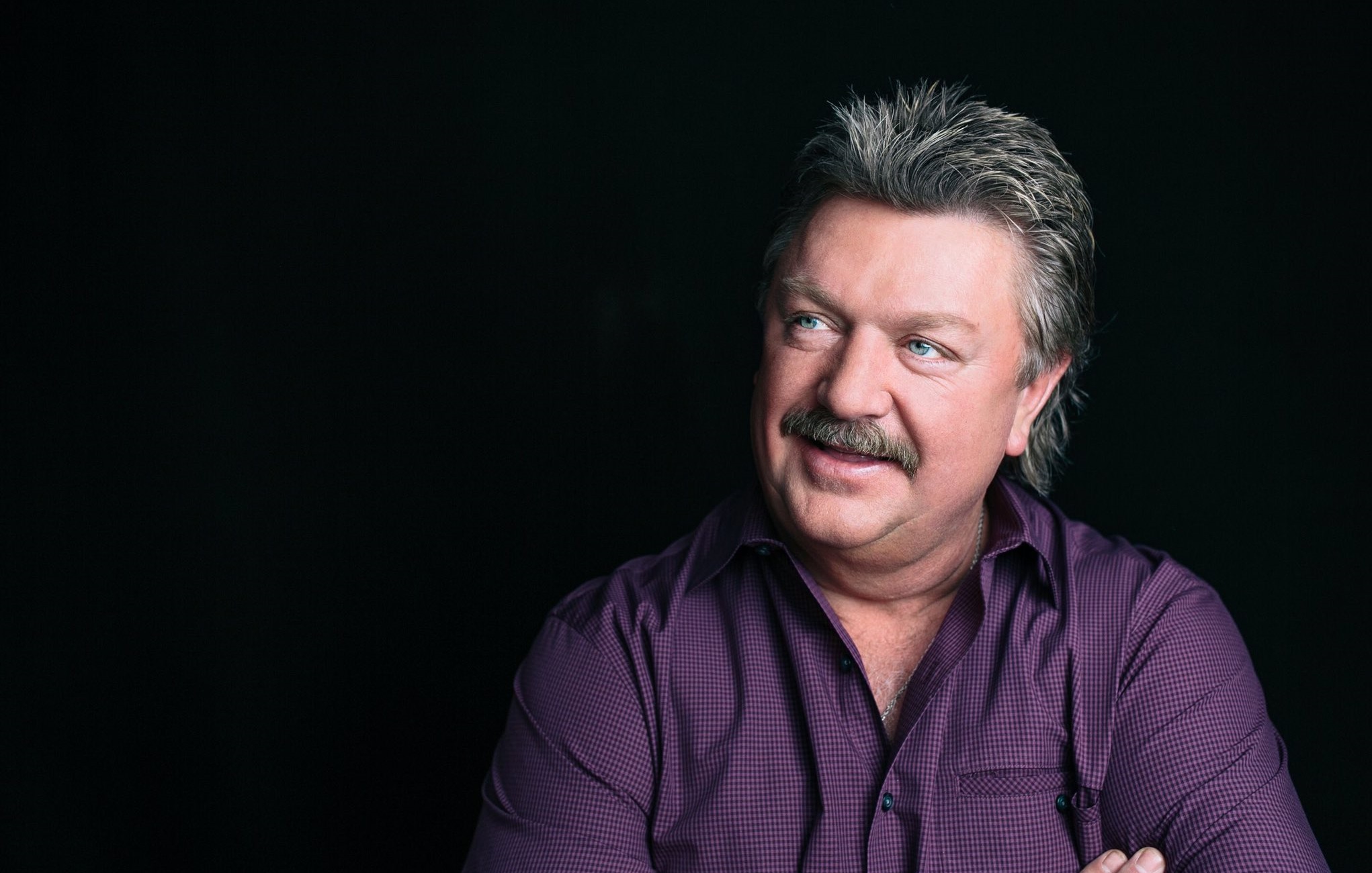 وفاة المغني الأمريكي جو ديفي جراء فيروس كورونا