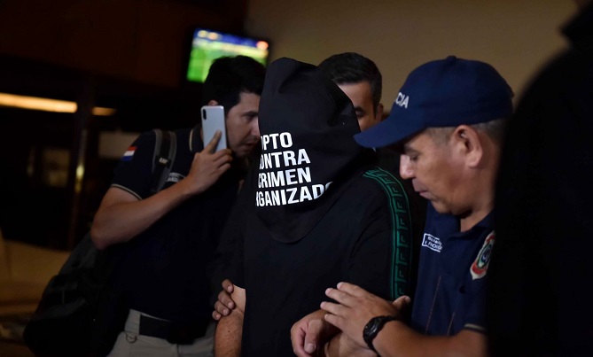 بالصور... اعتقال رونالدينيو في البارغواي