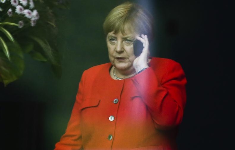  رجل إطفاء يغلق الهاتف في وجه أنغيلا ميركل ! 