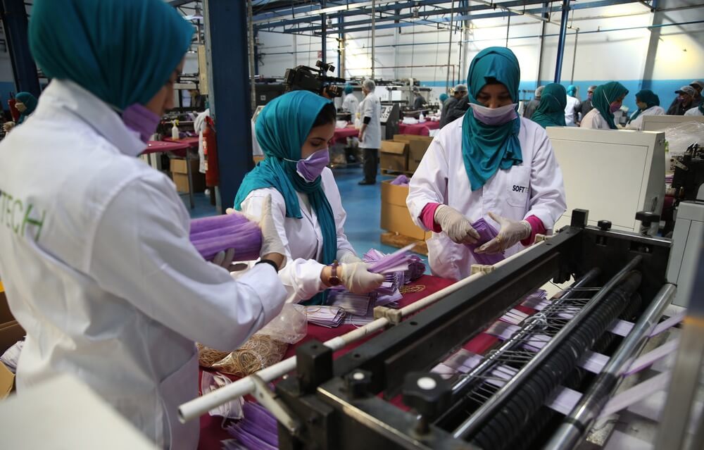 المصانع تتحول إلى "قنبلة وباء موقوتة" بالشمال وتدفع الداخلية لإغلاقها