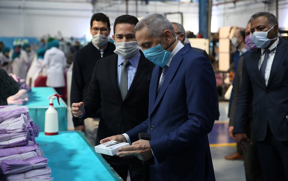  بلغة الأرقام.. حفيظ العلمي يرد على انتقادات "قلُّة" الكمامات في المغرب 