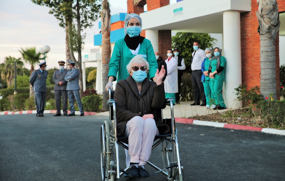 شفيت من "كورونا".. ألمانية عمرها 78 سنة تغادر مستشفى "محمد السادس" بطنجة