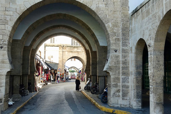  الملك يَعفي مُكتري المحلات الحبسية من واجب الكراء 