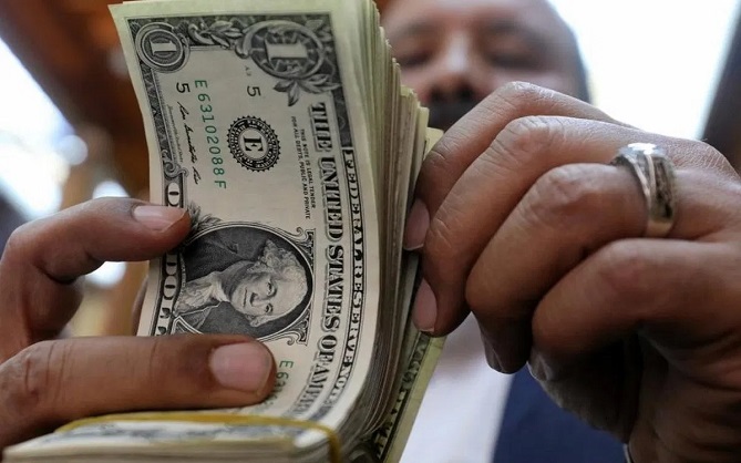  الدولار يتجه لأكبر ارتفاع أسبوعي منذ أوائل أبريل 