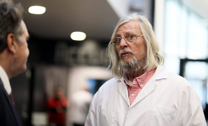 طبيب فرنسي: فيروس كورونا سينتهي خلال شهر