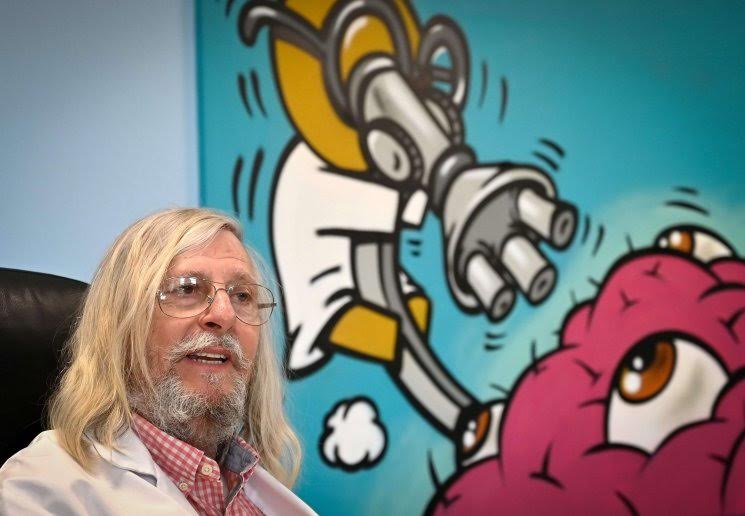  البروفيسور راؤول يُبشّر العالم بقرب انتهاء كورونا 