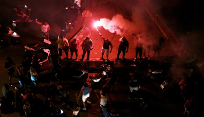  متظاهرون يضرمون النار في مصارف شمال لبنان 